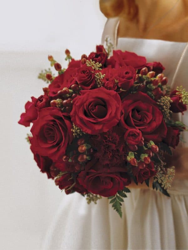 scarlet-rose-and-berry-bridal-bouquet